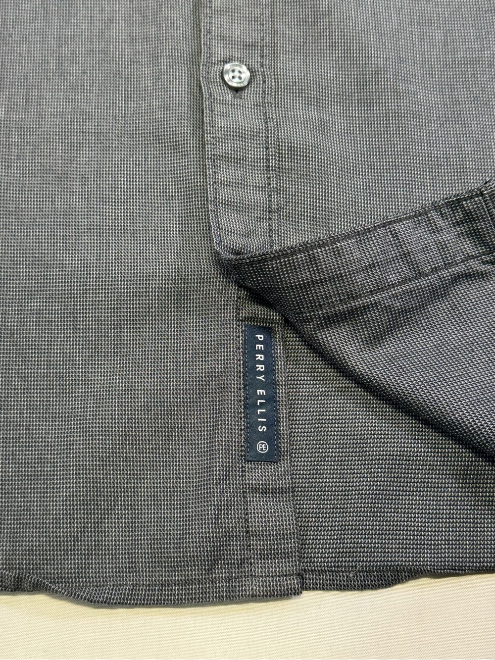 Perry Ellis Men's Short Sleeve Button-Down Shirt in Charcoal Gray - Picture 6 of 9